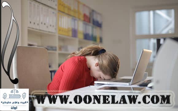 انحلال شرکت تجاری به معنای پایان فعالیت و خاتمه شخصیت حقوقی آن بر اساس تصمیم شرکا یا حکم قانون است.